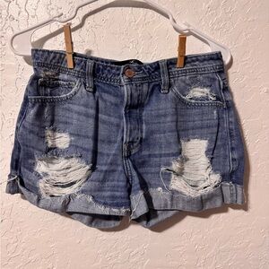Hollister High Rise Mom Shorts 3”
Size 5 Waist 27
